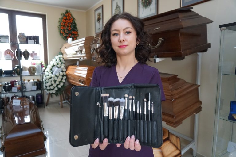 Patrycja Żuralska z zestawem narzędzi do tanatokosmetologii w siedzibie Korim