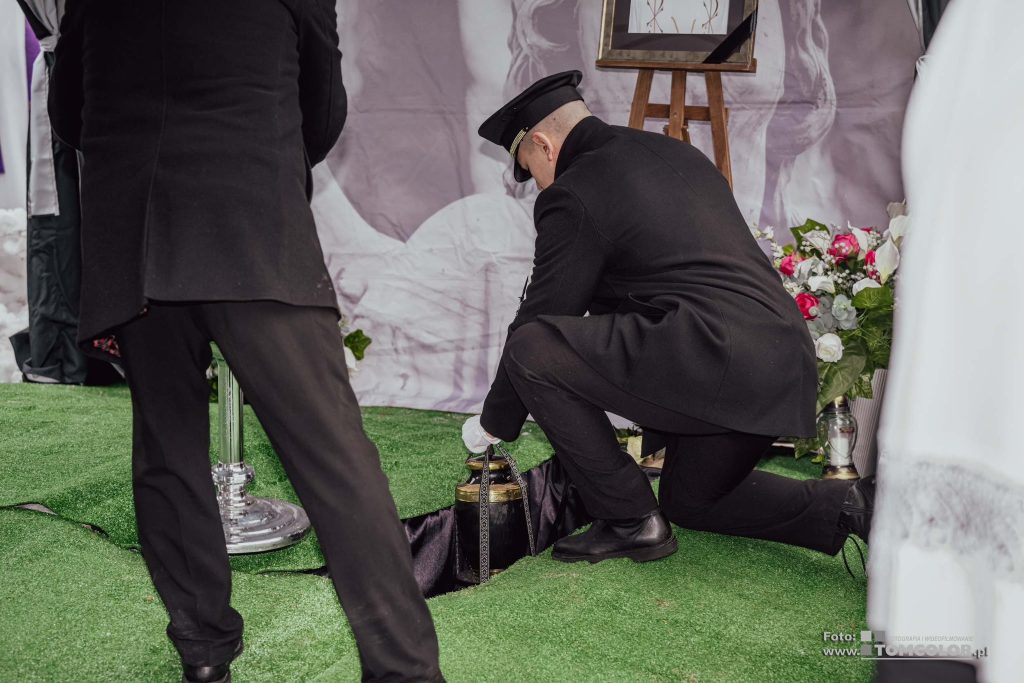 Praca grabarza w Domu Pogrzebowym Korim podczas przygotowania miejsca pochówku
