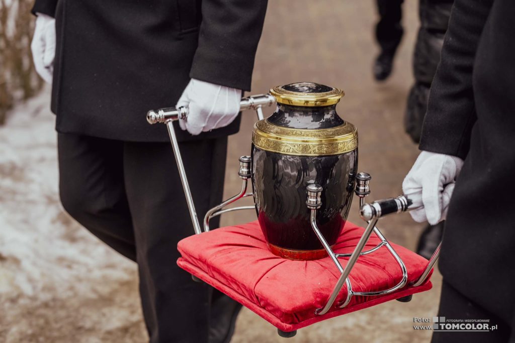 Urna przygotowana do ceremonii pogrzebowej przez zespół Domu Pogrzebowego Korim