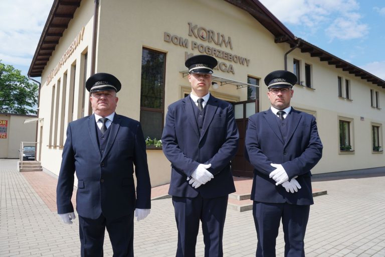 Zespół Domu Pogrzebowego Korim przed siedzibą firmy w Iławie